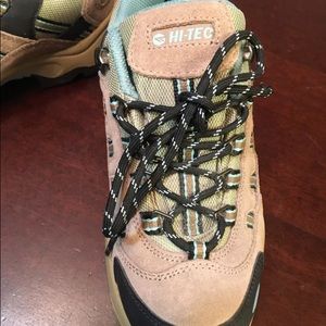 Hi-Tec bandera size 7 women’s waterproof low top hiking boots/shoes
